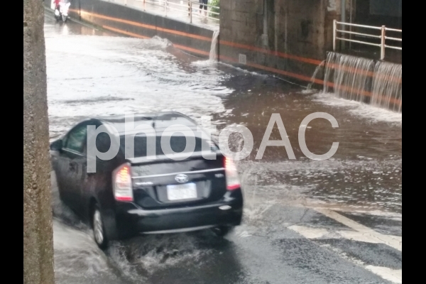 冠水した道路 4(進む自動車) 冠水した道路 4(進む自動車)の写真