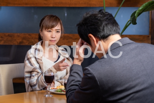 レストランで食事する男女 レストランで食事する男女の写真