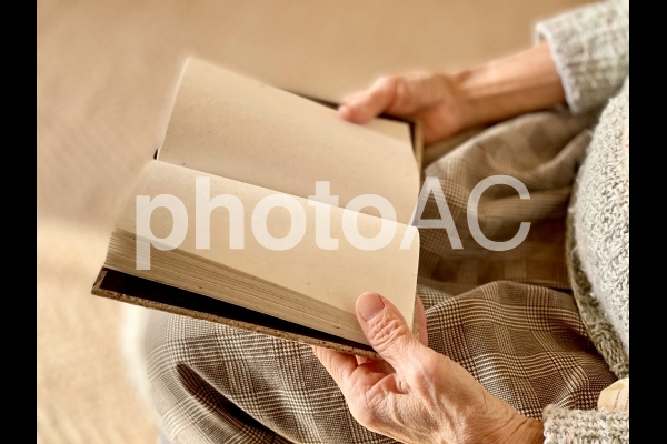座って本を読む高齢者 座って本を読む高齢者の写真