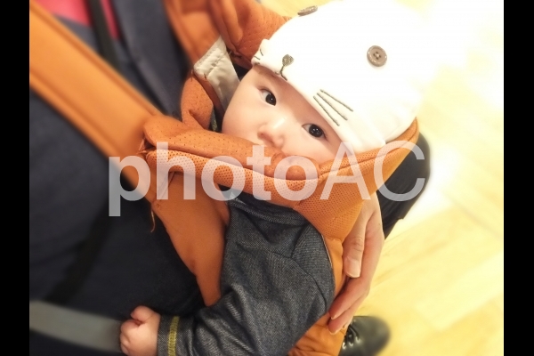 パパに抱っこされる赤ちゃん 5 パパに抱っこされる赤ちゃん 5の写真