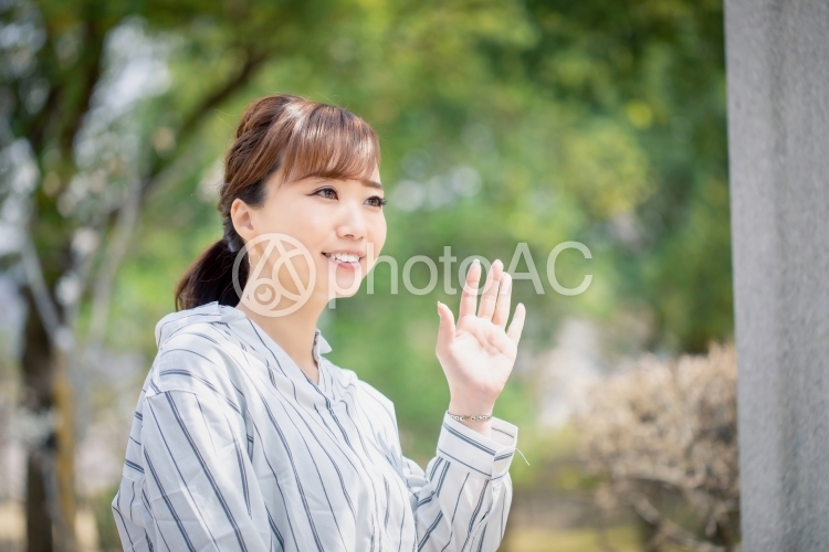 手を振る女性 No 写真素材なら 写真ac 無料 フリー ダウンロードok