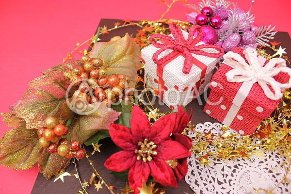クリスマスプレゼントとポインセチア3 クリスマスプレゼントとポインセチア3の写真