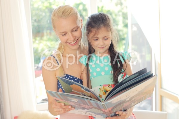 女の子と絵本を読むワンピースの女性3 女の子と絵本を読むワンピースの女性3の写真