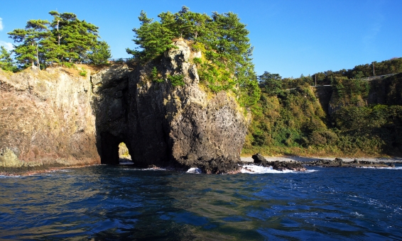 能登金剛の荒波 能登金剛 絶景 岩 岩盤 荒波 波 海 洞窟 石川 滋賀県 輪島 巌門 青空 青 風景 ゼロの焦点 日本 海岸 能登半島 ヤセの断崖 国定公園 奇石 奇勝 景勝地 観光地 波食 海岸線