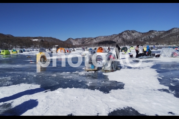 湖の冬景色 湖の冬景色の写真