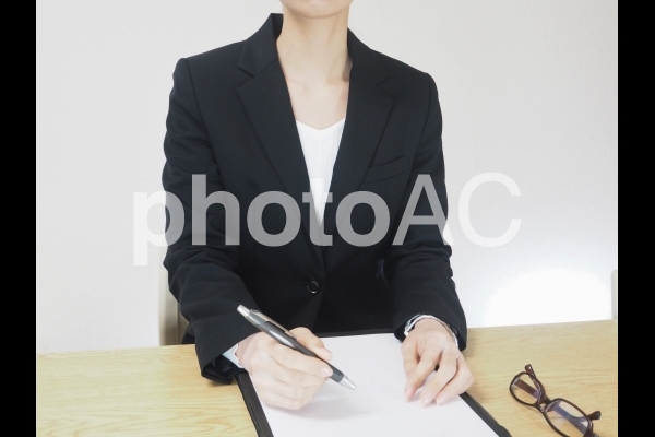 打ち合わせをする女性1 打ち合わせをする女性1の写真