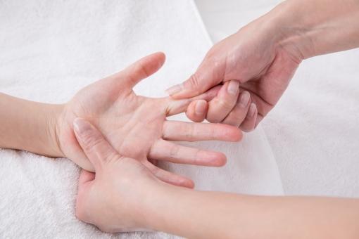 ハンドマッサージの写真素材 写真素材なら 写真ac 無料 フリー ダウンロードok