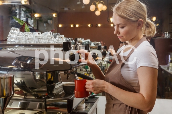 バリスタ 女性 バリスタ 女性の写真
