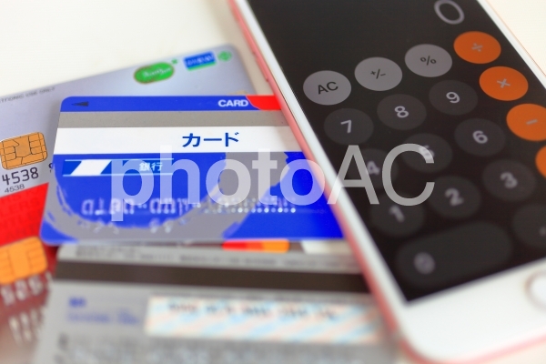 キャッシュレス カードとスマホ キャッシュレス カードとスマホの写真