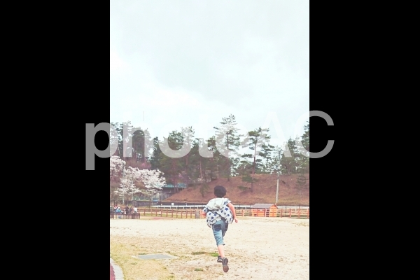 走り出す少年の後ろ姿 No 写真素材なら 写真ac 無料 フリー ダウンロードok
