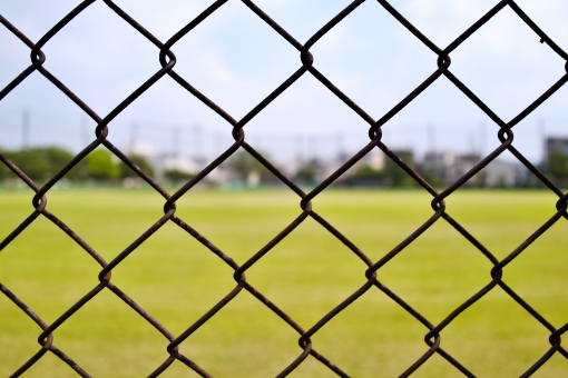 フェンス 網 グラウンド 野球場 外野 覗く 金網 観戦,スポーツ,スポーツ観戦,鑑賞,イベント,集客,集客力,わくわく,球技,アスリート,運動,試合,バトル,ゲーム,デイゲーム,鍛錬,努力,ひたむき,青春 フェンス 網 グラウンド 野球場 外野 覗く 金網 観戦,スポーツ,スポーツ観戦,鑑賞,イベント,集客,集客力,わくわく,球技,アスリート,運動,試合,バトル,ゲーム,デイゲーム,鍛錬,努力,ひたむき,青春の写真