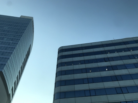 東京の高層ビルと青空、ビジネスイメージの写真