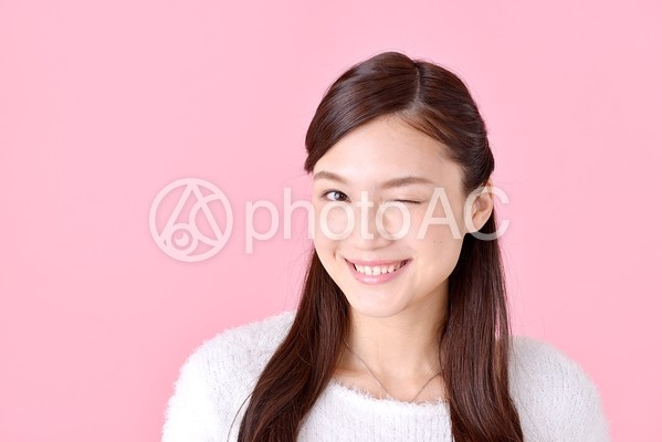 ウインクする女性1 ウインクする女性1の写真