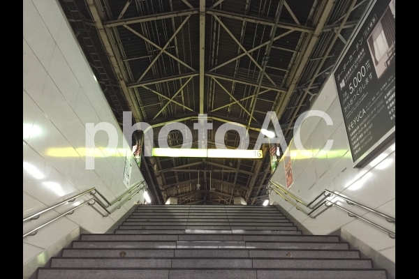 新宿駅ホームの大きい階段 新宿駅ホームの大きい階段の写真