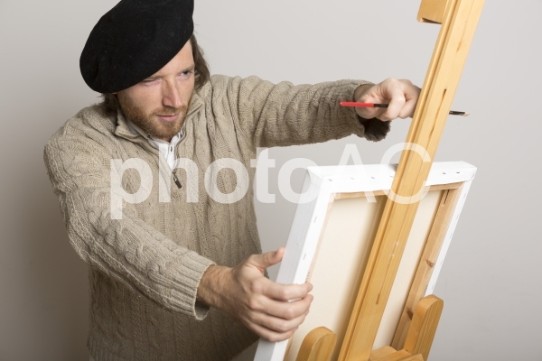 絵を描く前にキャンパスを確認する人 絵を描く前にキャンパスを確認する人の写真