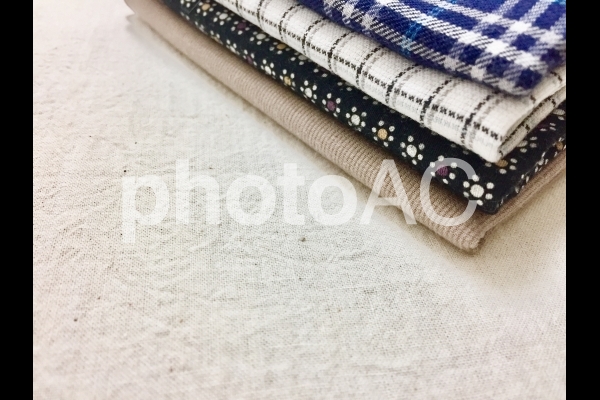 アイロン台の上のハンカチ アイロン台の上のハンカチの写真