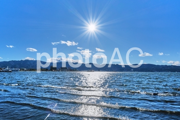 風波の強い諏訪湖と青空 風波の強い諏訪湖と青空の写真