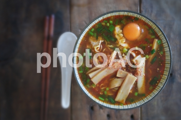 辛いラーメンを食べる 辛いラーメンを食べるの写真
