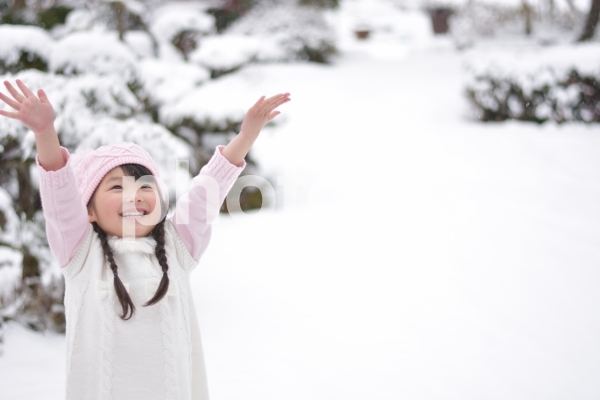手を広げる子供 手を広げる子供の写真