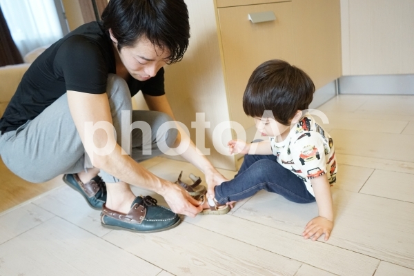 靴を履かせる 靴を履かせるの写真