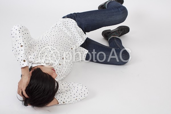 倒れ込む男性1 倒れ込む男性1の写真