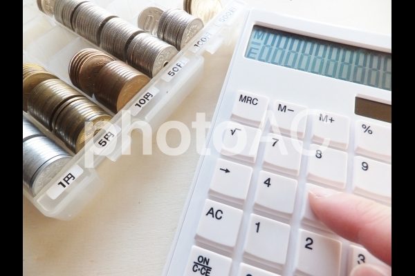 電卓とお金 4 電卓とお金 4の写真