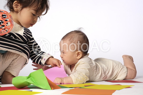 女の子と赤ちゃん 女の子と赤ちゃんの写真