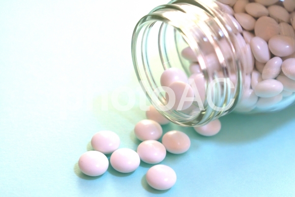 風邪薬 白い錠剤のイメージ 風邪薬 白い錠剤のイメージの写真