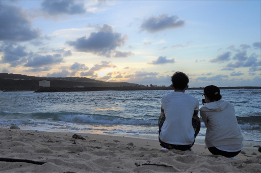 後ろ姿 海の写真素材 写真素材なら 写真ac 無料 フリー ダウンロードok