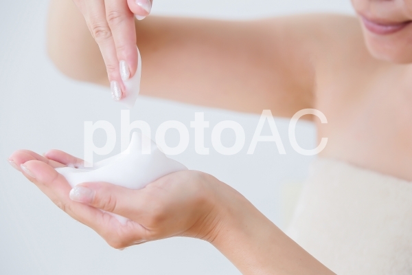 泡立てる女性 泡立てる女性の写真