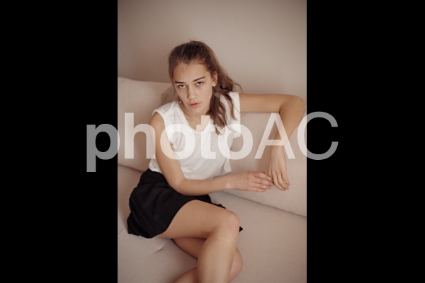 ソファに座る女性6 No 写真素材なら 写真ac 無料 フリー ダウンロードok