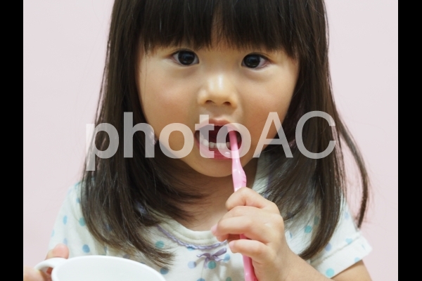 歯磨きをする女の子5 歯磨きをする女の子5の写真