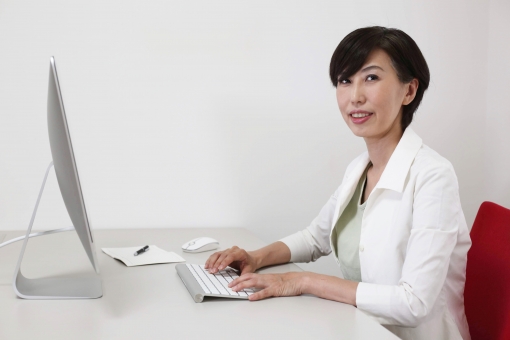 パソコン 女性の写真素材 写真素材なら 写真ac 無料 フリー ダウンロードok