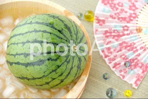 夏イメージ―冷やしたスイカ 夏イメージ―冷やしたスイカの写真