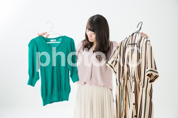 洋服選びに困る女性 洋服選びに困る女性の写真