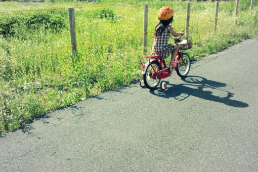 コマ付き自転車に乗る女の子 No 写真素材なら 写真ac 無料 フリー ダウンロードok