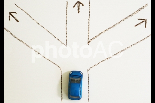 分岐路にいる車の写真