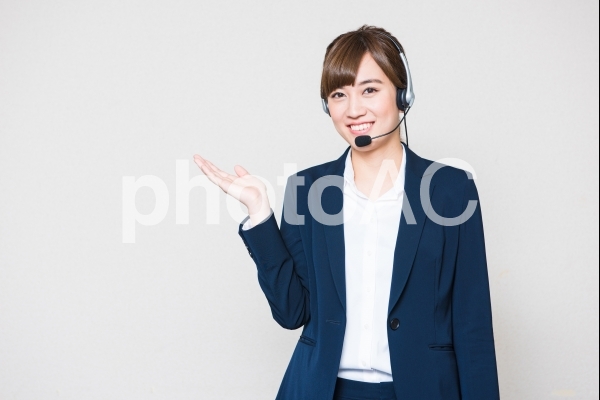 ヘッドセットをつけた女性社員12 ヘッドセットをつけた女性社員12の写真