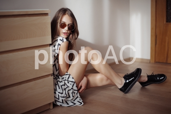床に座る女性3 床に座る女性3の写真