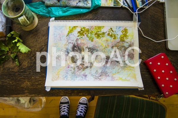 木の机で水彩画を描く_自分の足 木の机で水彩画を描く_自分の足の写真