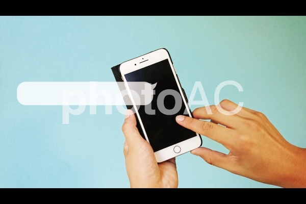 スマホを操作する人差し指と吹き出し_青背景 スマホを操作する人差し指と吹き出し_青背景の写真