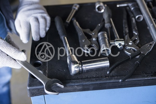 工具を選ぶ自動車整備士の手元3 工具を選ぶ自動車整備士の手元3の写真