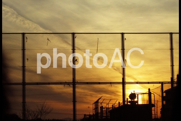 夕日と飛行機雲 夕日と飛行機雲の写真
