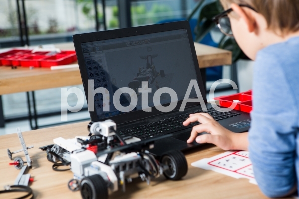 子供とロボット24 子供とロボット24の写真