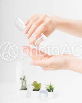 化粧水を手にのせる女性(パーツ)7 化粧水を手にのせる女性(パーツ)7の写真