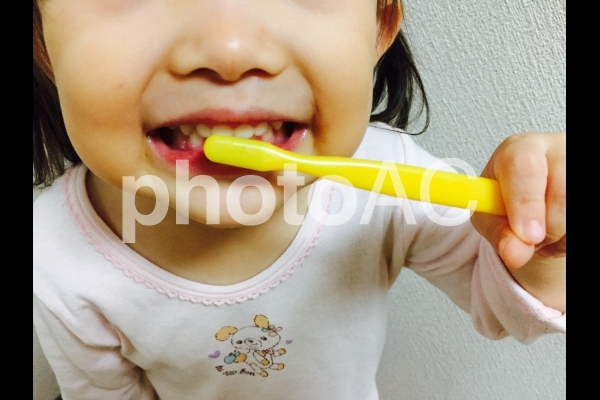 歯磨きをする女の子1 歯磨きをする女の子1の写真