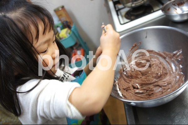 お手伝いをする女の子 お手伝いをする女の子の写真