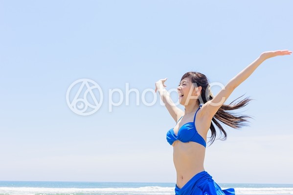 ビーチで遊ぶ女性7 ビーチで遊ぶ女性7の写真
