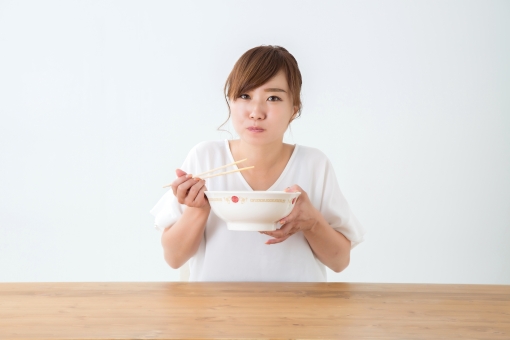 食べる女性