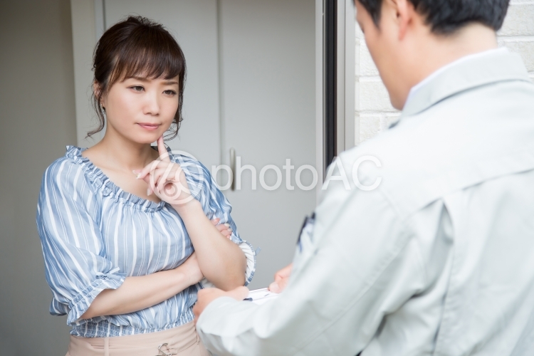 訪問する作業員と女性 考える No 写真素材なら 写真ac 無料 フリー ダウンロードok